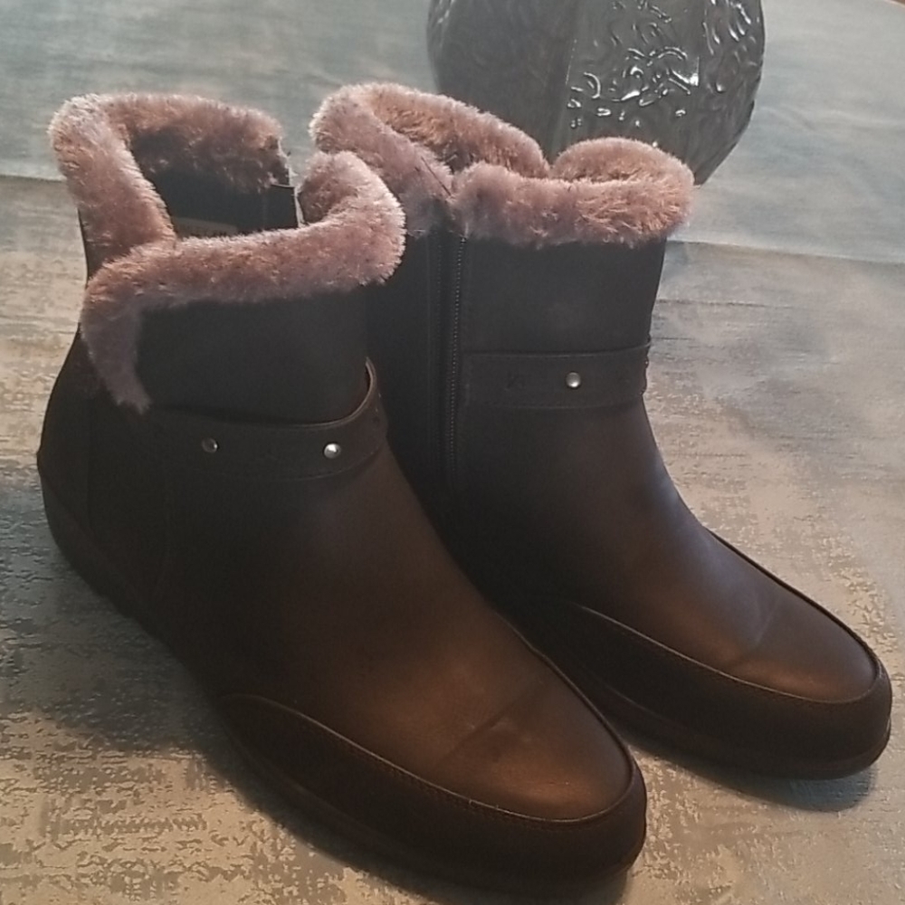 Women's size 8 waterproof ankle boots